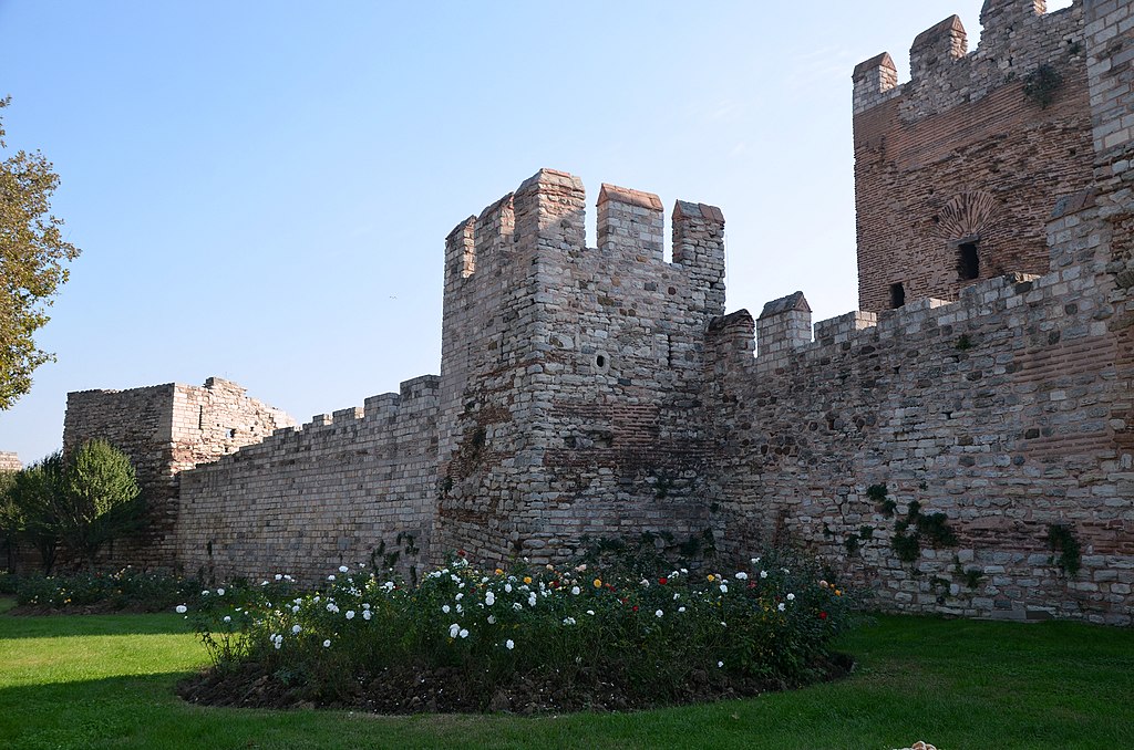 1024px-Theodosian_Walls_of_Constantinople,_Istanbul_(37874293302)