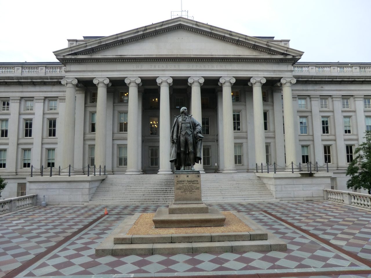 Albert_Gallatin_statue_-_U.S._Department_of_Treasury_headquarters_-_Washington_D.C._-_2