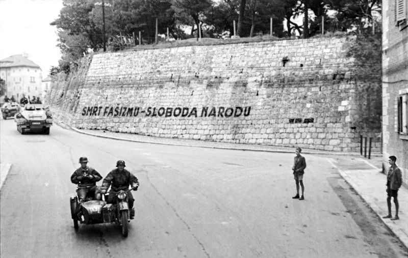Bundesarchiv_Bild_101I-049-1553-13_Kroatien_Split_Mauer_mit_Aufschrift.jpg