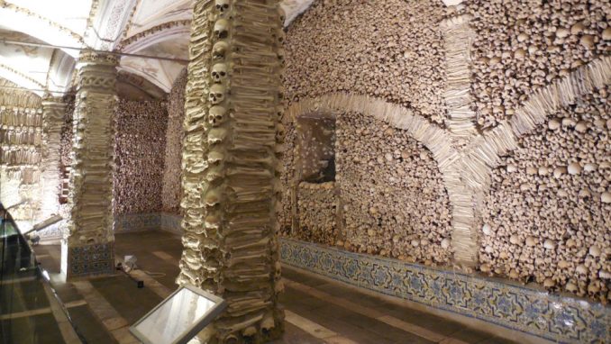 Kapela-od-kostiju-Portugal-678x382-1.jpg