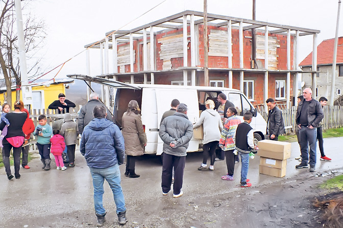 Podela-humanitarne-pomoci-Foto-PNHZ-Vozvizdenije-Casnog-Krsta-srb.jpg