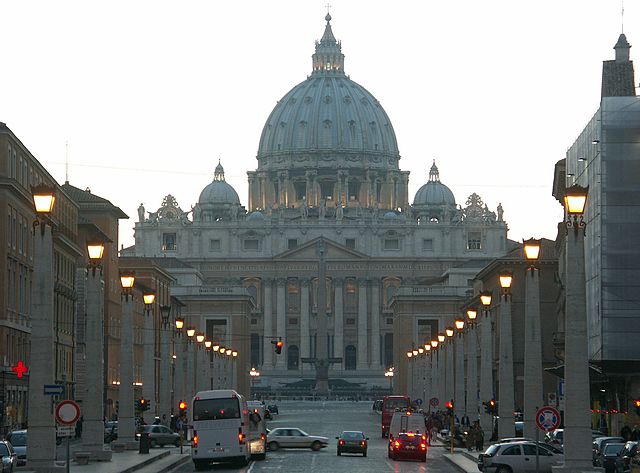 Rom_Vatikan_Blick_auf_den_Petersdom_von_der_Via_della_Conciliazione.jpg
