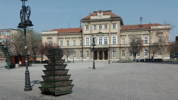 pustcentargradaslikain.jpg