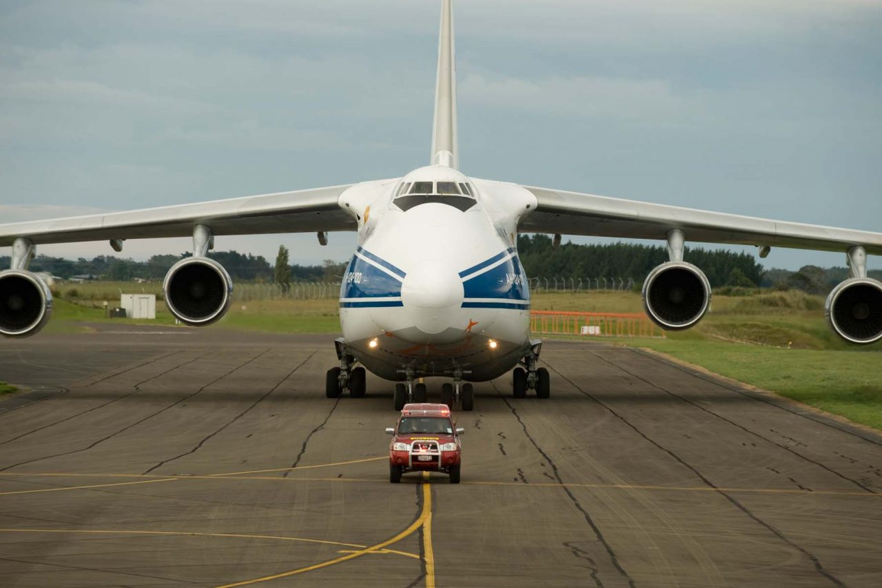 Antonov_AN124-100_and_follow_me_vehicle-1280x854.jpg