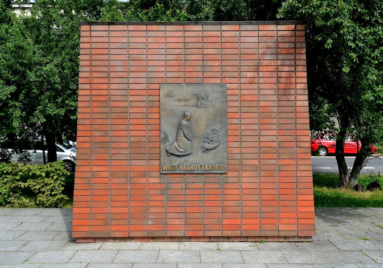 Willy_Brandt_monument_in_Warsaw_05