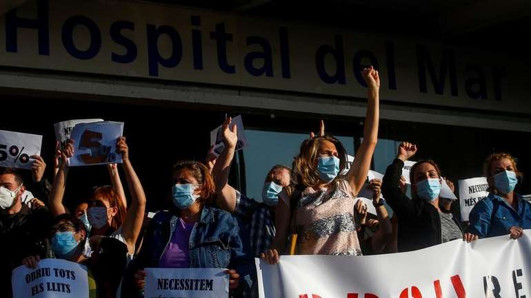 Health workers protest to demand an improvement of their working conditions