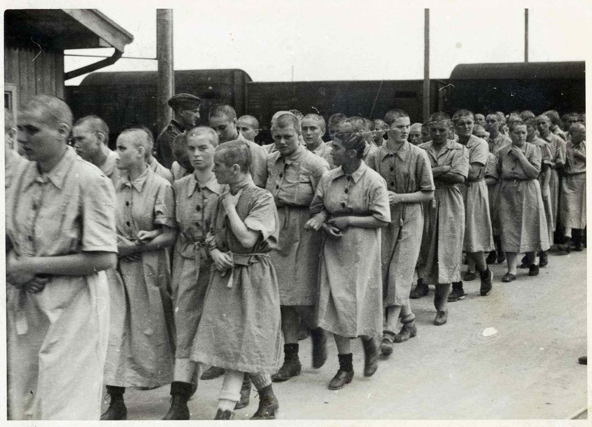 Female_prisoners_at_Birkenau.jpg