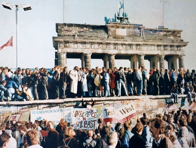 West_and_East_Germans_at_the_Brandenburg_Gate_in_1989-1.jpg
