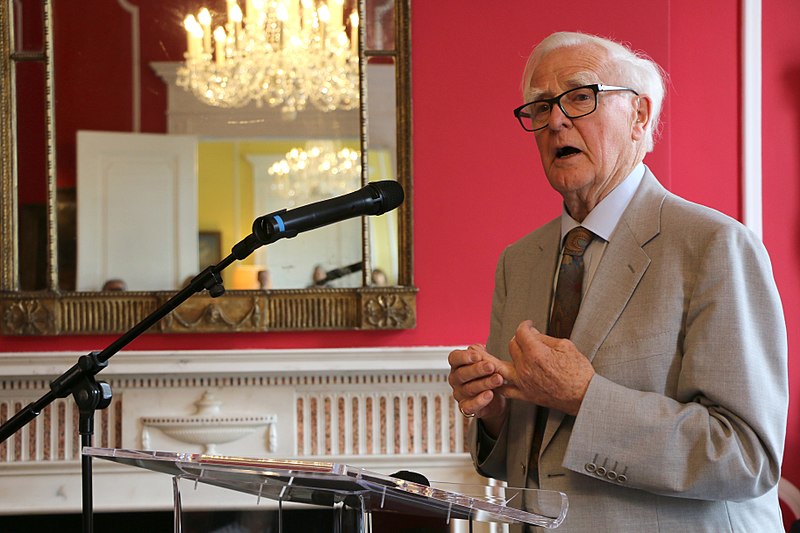 800px-John_le_Carré_giving_his_thrilling_keynote_speech_35280372555.jpg