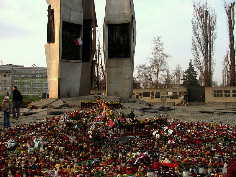 800px-Monument_to_the_Fallen_Shipyard_Workers_of_1970_in_Gdańsk_after_presidents_plane_crash_2010_-_02.jpg