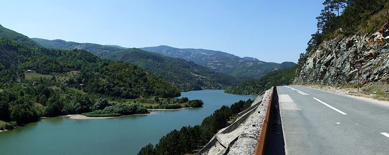 799px-Potpećko_jezero_by_Pudelek.jpg