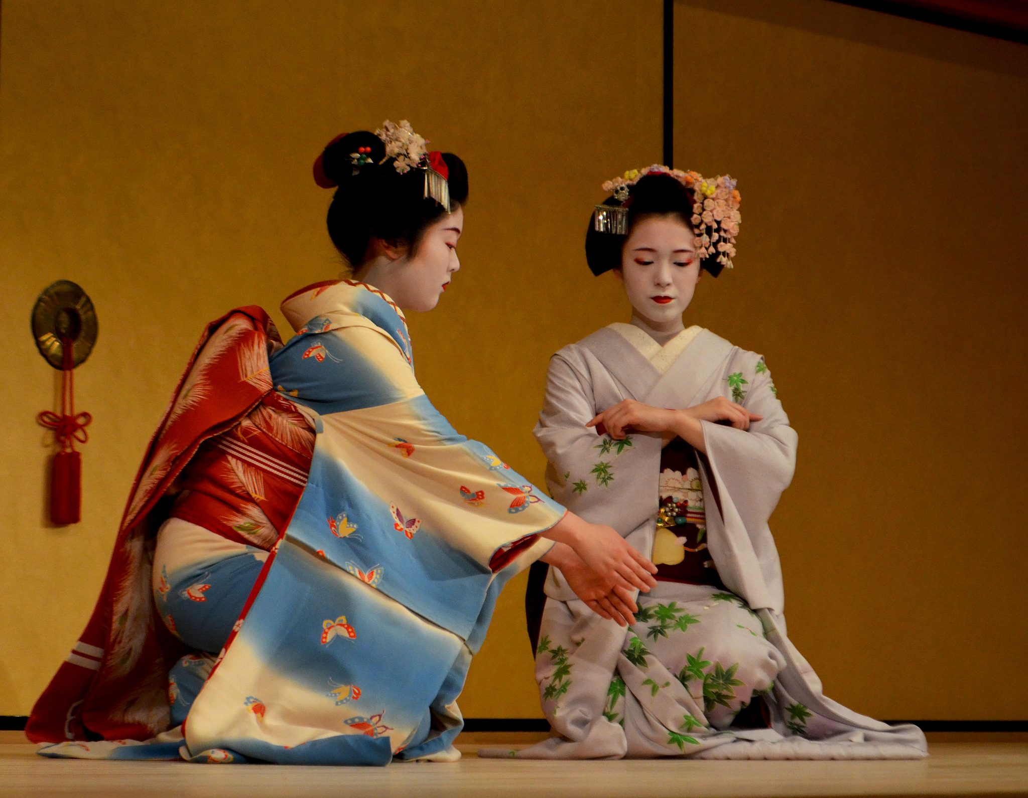 JAPAN - KO SU GEJŠE ? - Javni servis