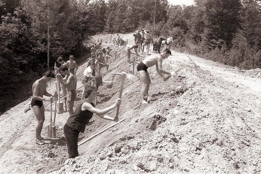 1024px-Rekonstrukcija_stare_ceste_pri_Lenartu_v_Slovenskih_goricah_in_pri_Benediktu_1960.jpg
