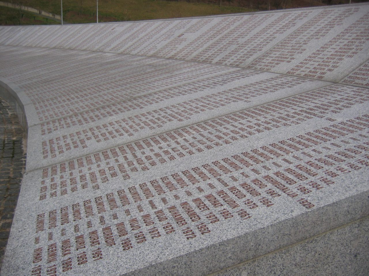 Srebrenica_massacre_memorial_wall_of_names_2009_2
