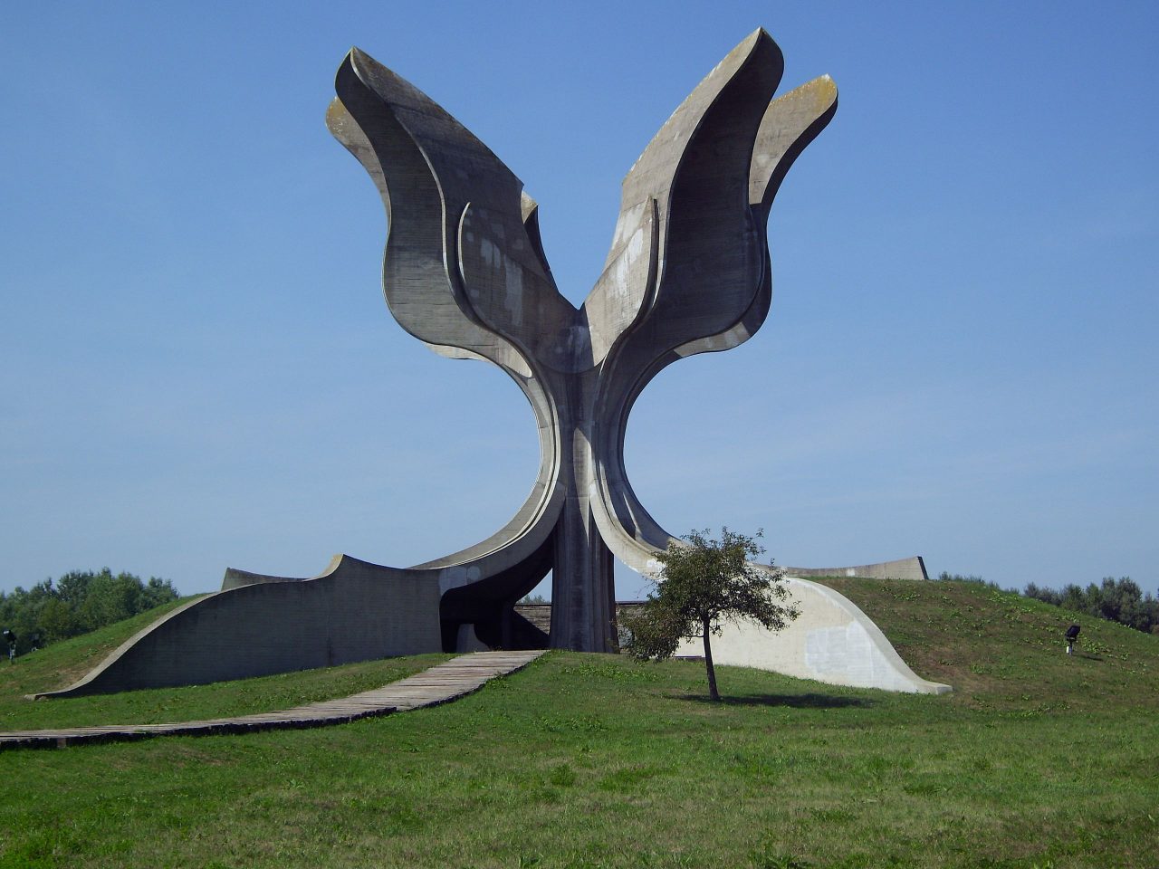 KZ-Jasenovac-Denkmal-Seitenansicht-1280x960.jpg