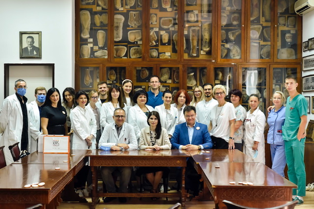 Zaposleni Klinike za dermatovenerologiju sa predstavnicima Eucerin Srbija i Fond B 92