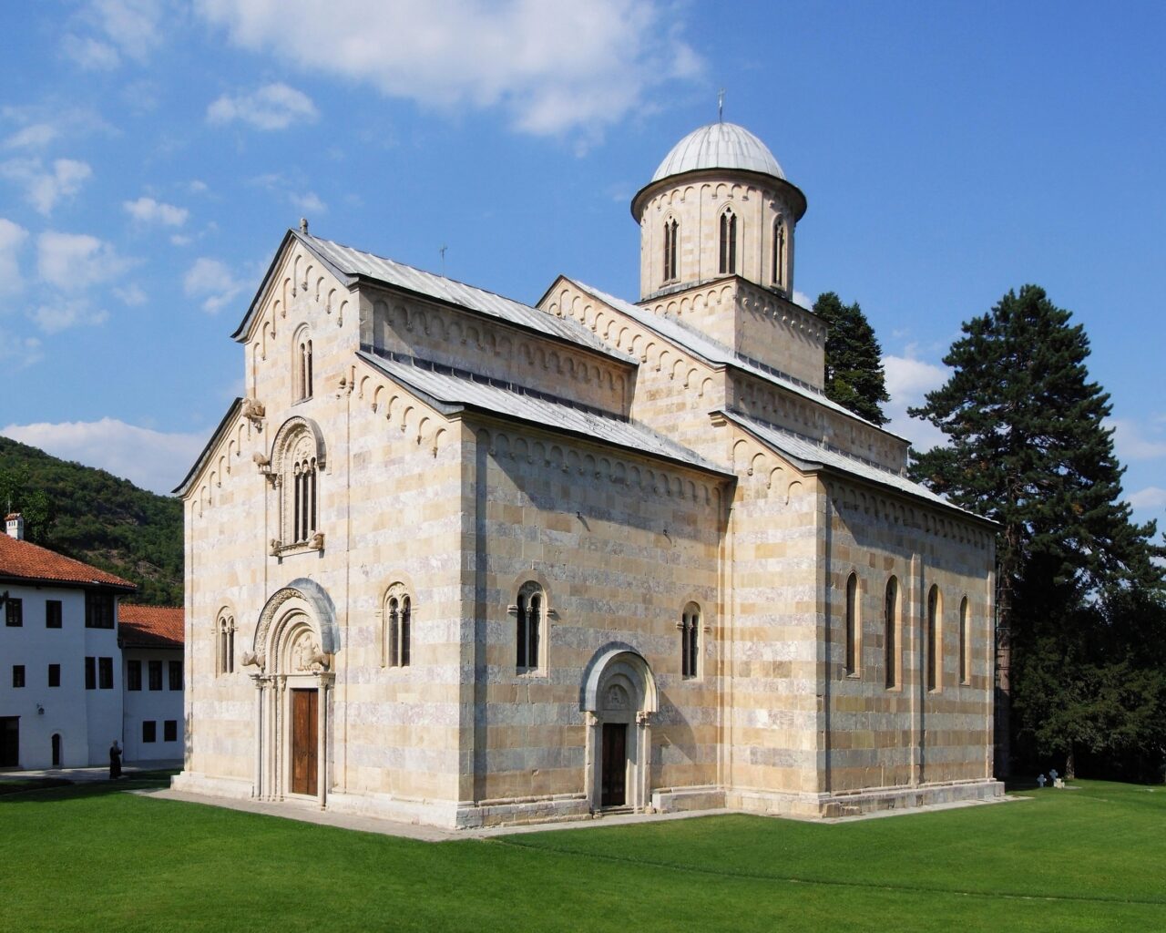 Manastir_Visoki_Decani_Манастир_Високи_Дечани_-_by_Pudelek.-1280x1024.jpg