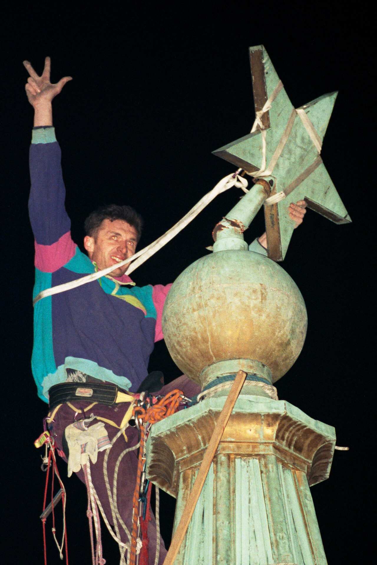 Skidanje zvezde petokrake sa Skupštine grada Beograda od strane alpinista 21 Feb 1997 Fotografija Srđan Ilić, eksponat iz Muzeja Jugoslavije