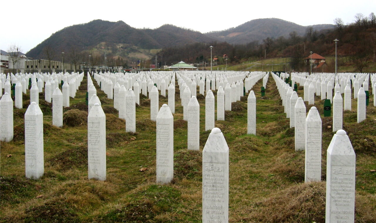 Srebrenica_massacre_memorial_gravestones_2009_1-1280x760.jpg