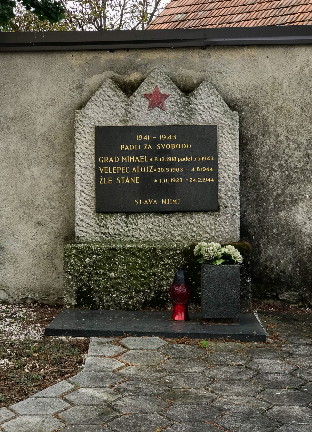 Partizan_memorial_at_At._Margaret's_Church_in_Dol_pri_Ljubljani,_Slovenia