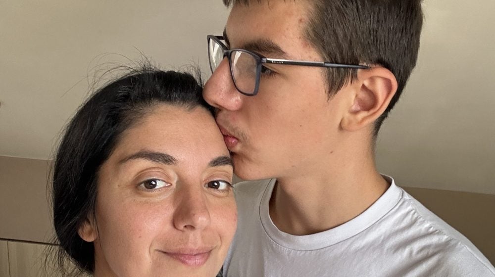 Jelena-Sebez-Inic-sa-sinom-Lukom-privatna-arhiva-scaled-e1763459655654-1000x560