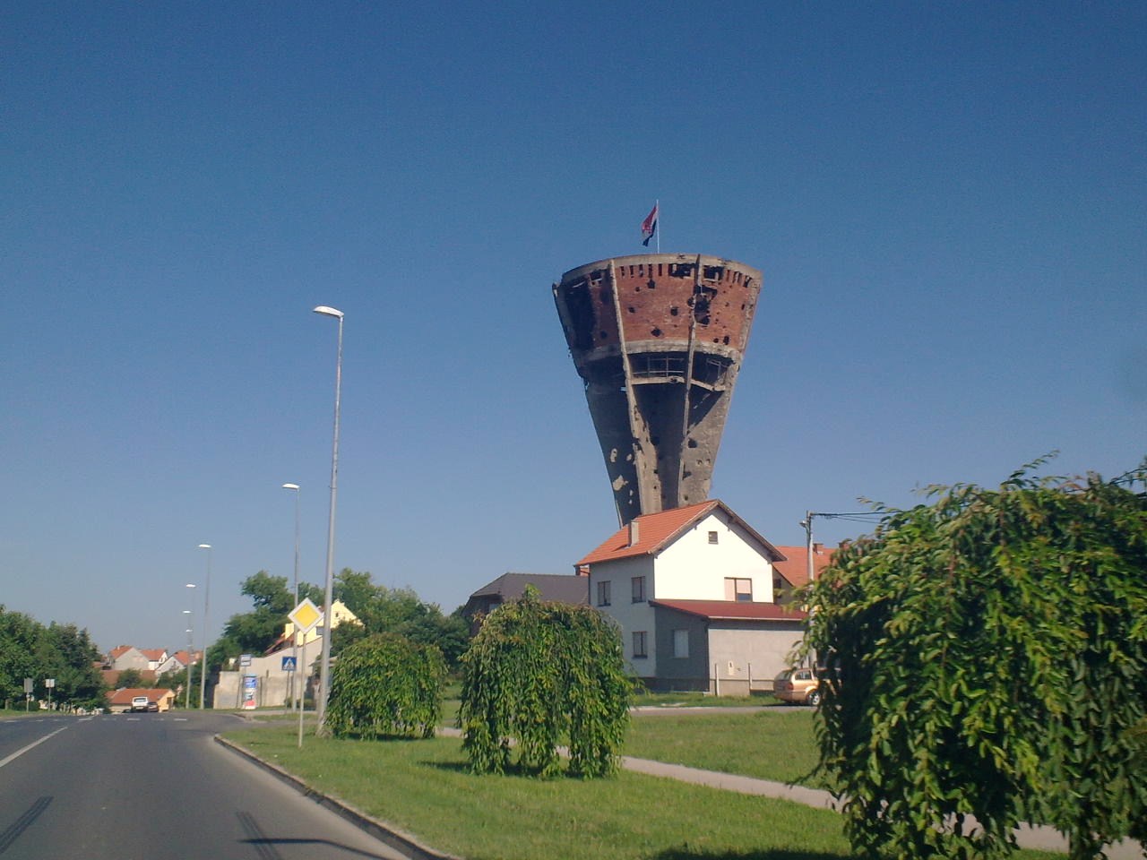 Water_Tower_view_from_street_in_Vukovar (1)