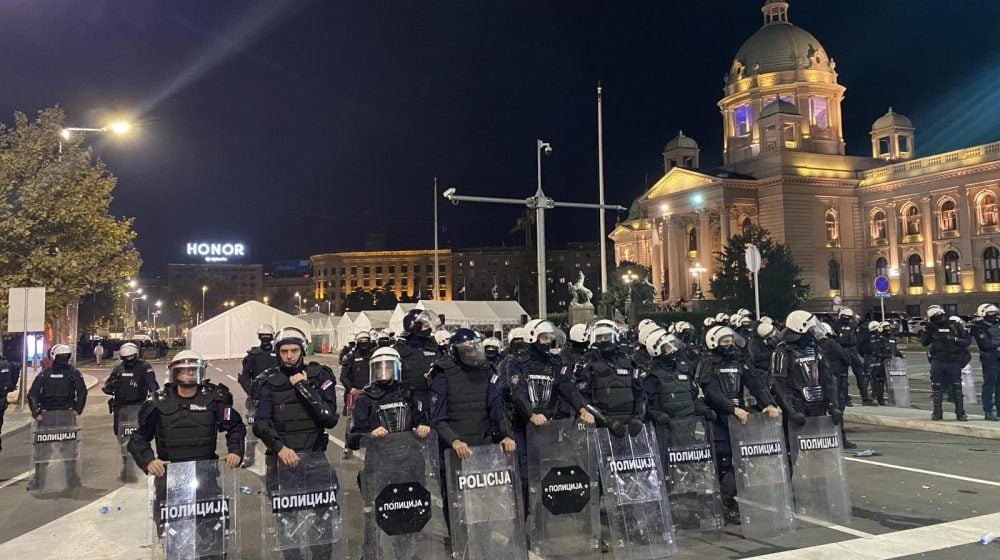 policija-ispred-cacilenda-podrska-dijani-hrki-e1762113632826-1000x560