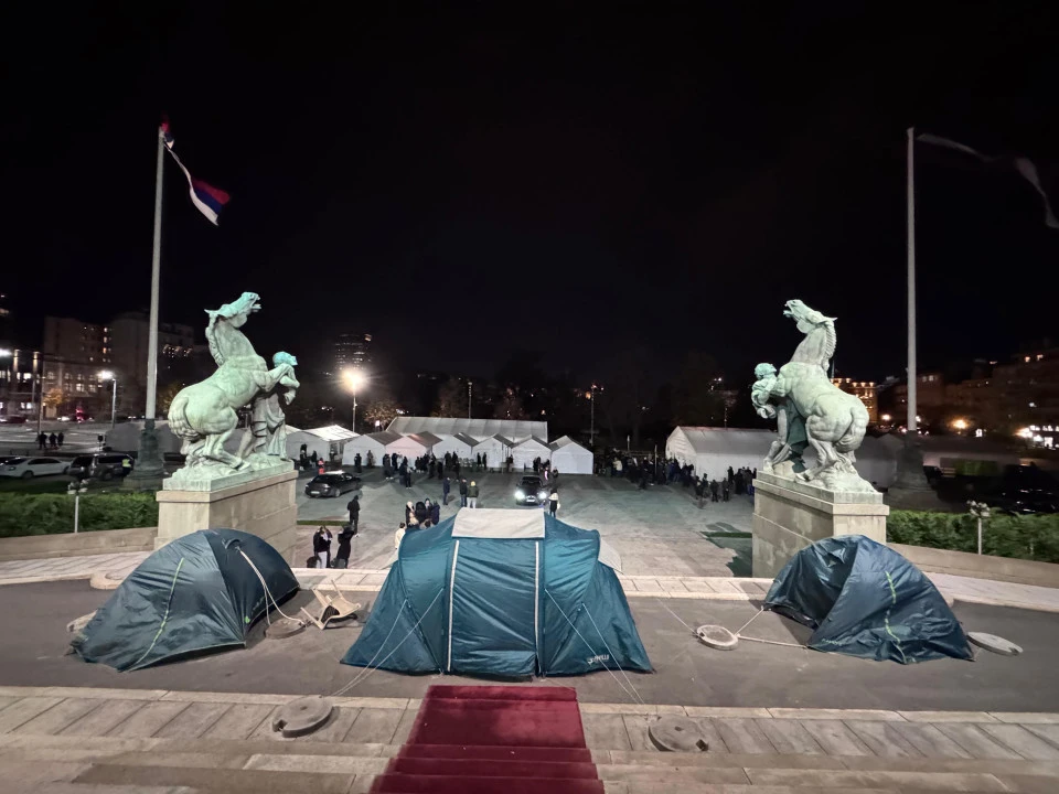 satori-na-ulazu-u-dom-narodne-skupstine-foto-insajder-stefan-goranovic