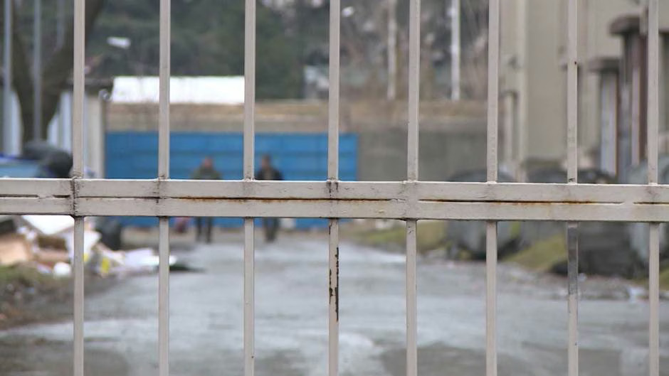 zatvor-resetke-252667.format-avif.width-1200