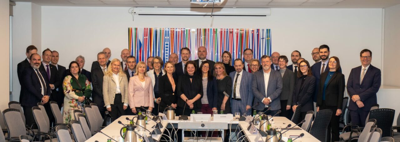 Sastanak-predstavnika-medijskog-i-civilnog-sektora-sa-ambasadorima_EU-Delegacija-1-1280x454-1.jpeg