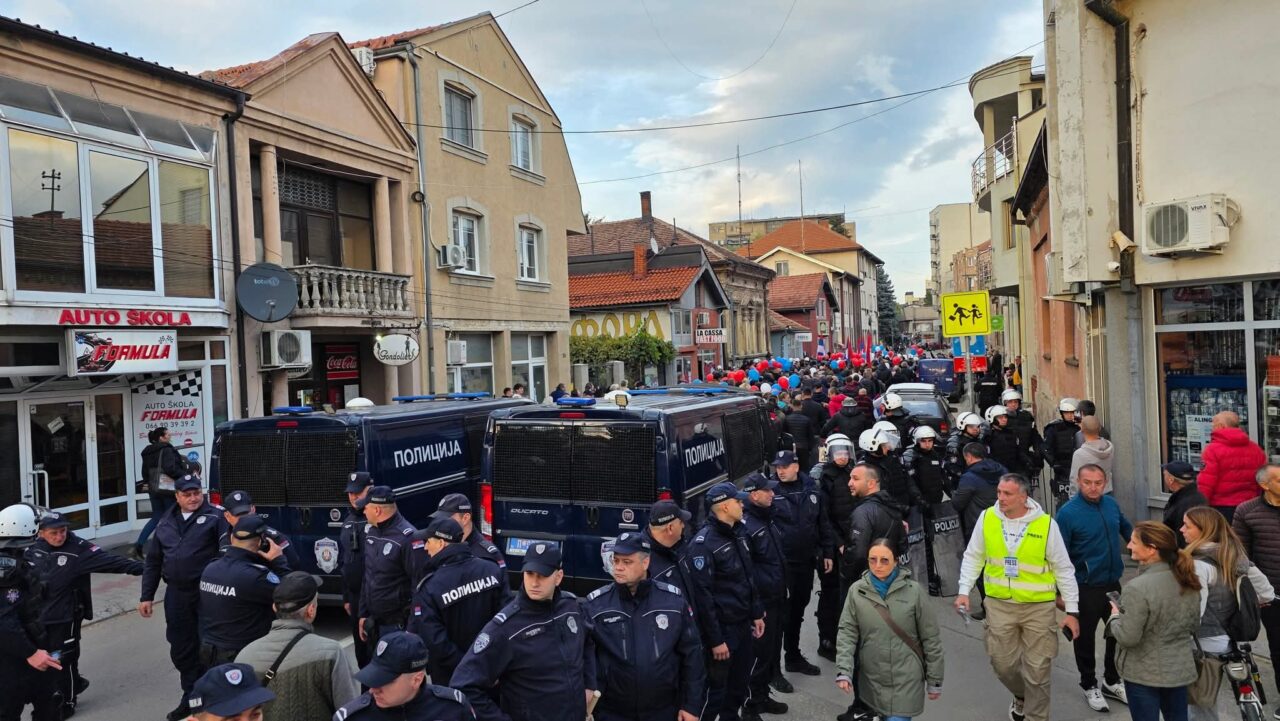 Policija-obezbeduje-skup-protiv-blokada_Zajecar_Miljko-Stojanovic-1-1280x721.jpg