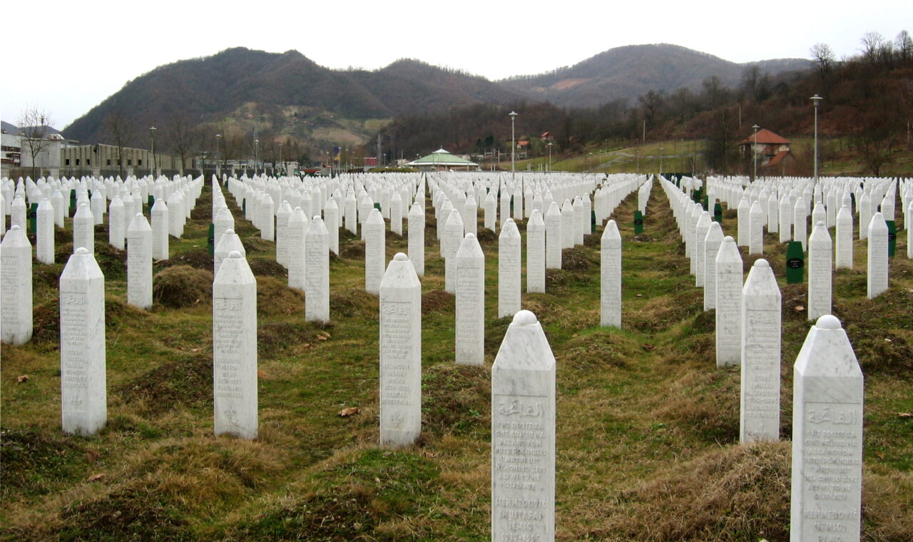Srebrenica_massacre_memorial_gravestones_2009_1-1280x760