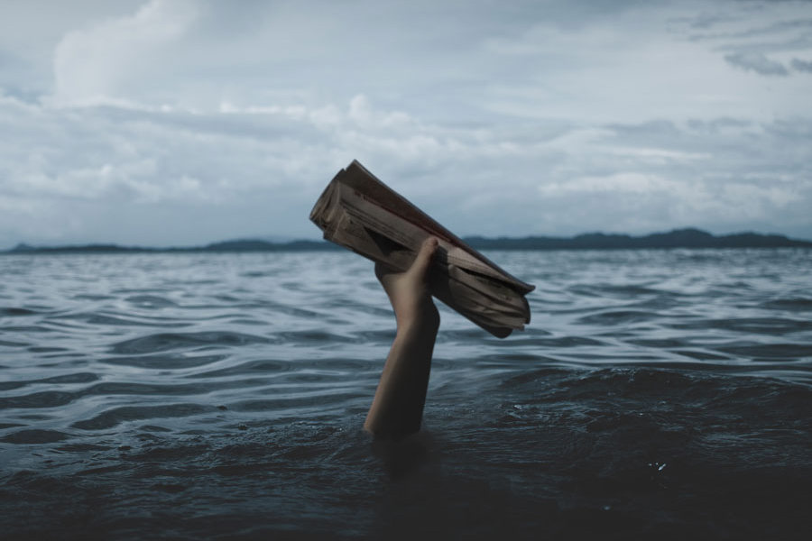 novina-mediji-drowning-media-f-unsplash-cz.jpg